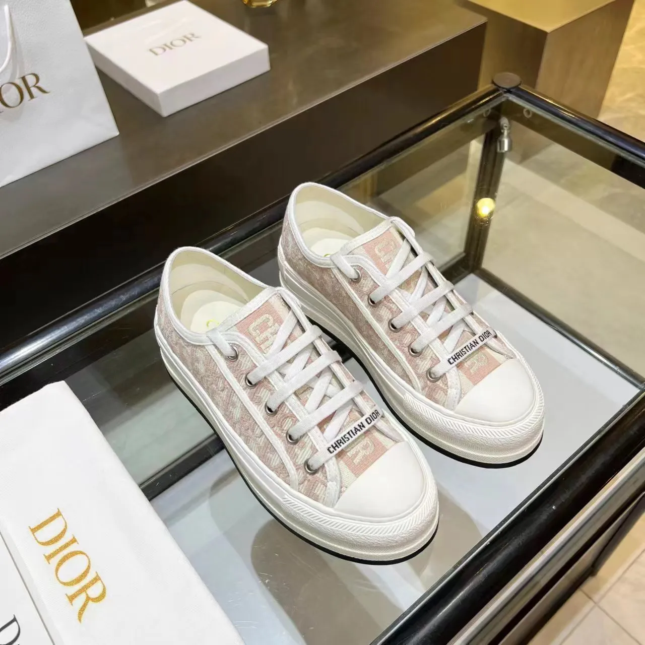 👟👟Ex-factory price 520👟👟 Dior’s 2025 Walk ‘n’ Dior embroidered mid-top casual shoes are new. On the fashion stage, Dior embroidered shoes are the well-deserved protagonist. Delicate stitching is used on the upper, every stitch is devoted to the craftsman's efforts, and every thread is woven with artistic poetry. From complex floral patterns to smart geometric textures, embroidery is like the magic that gives shoes life, allowing them to show dynamic beauty even in static conditions.   Wearing Dior embroidered shoes feels like stepping into a dream world full of art. It is not only a pair of shoes, but also a walking piece of art that perfectly integrates fashion and culture. Whether you are strolling on the bustling city streets or attending important social occasions, Dior embroidered shoes can add unique charm to your style and become the focus of everyone's attention.   Choosing Dior embroidered shoes means choosing a persistent pursuit of quality and a unique understanding of fashion. Let it accompany you through every wonderful moment and leave your own fashion mark.  Material: Sheepskin lining, feet, silk cowhide, size 35-41, heel height 5cm